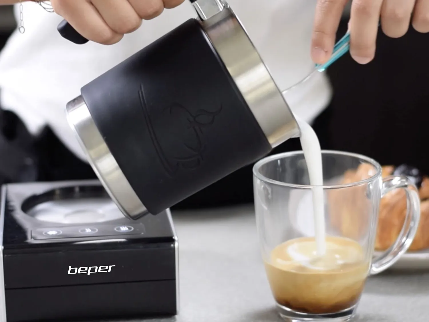 Beper BB.200 mousseur à lait 500 ml noir induction magnétique