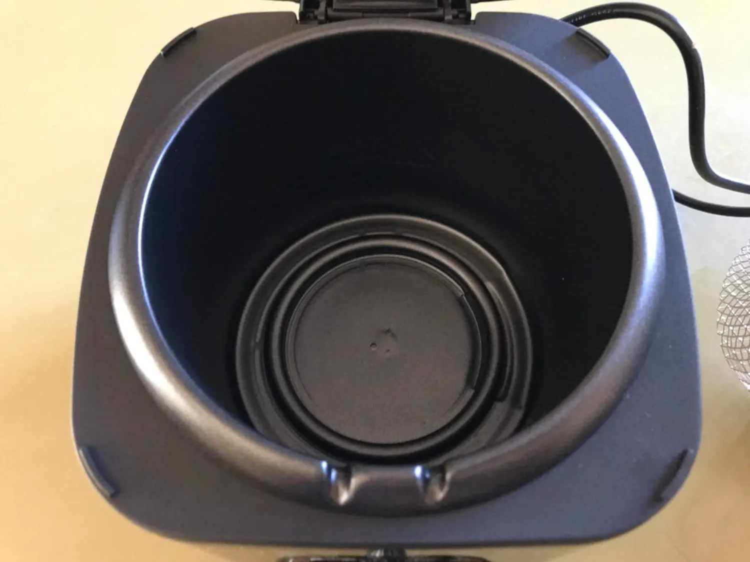 Beper P101FRI100 mini friteuse électrique 1L noire 950W