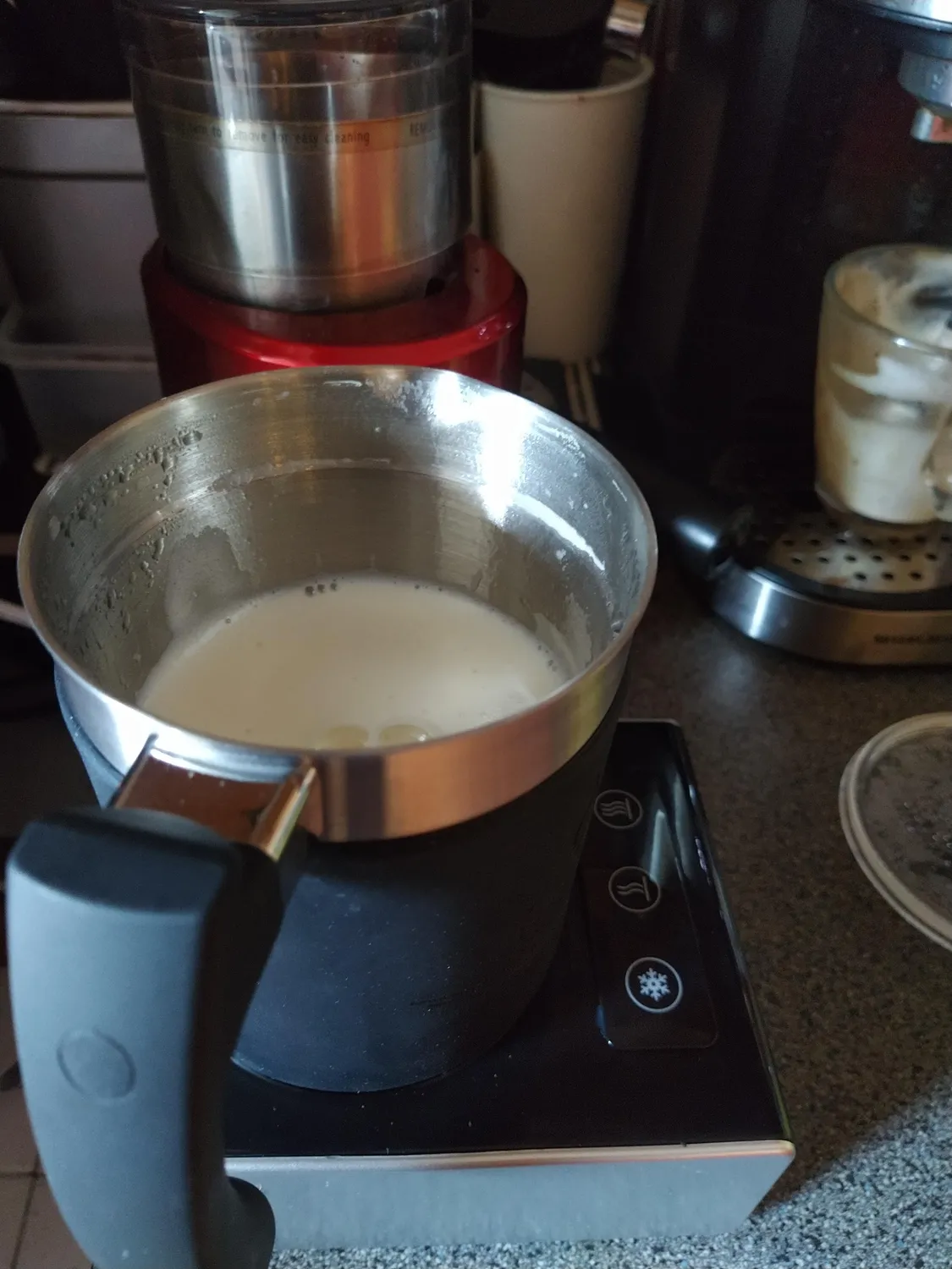 Beper BB.200 mousseur à lait 500 ml noir induction magnétique