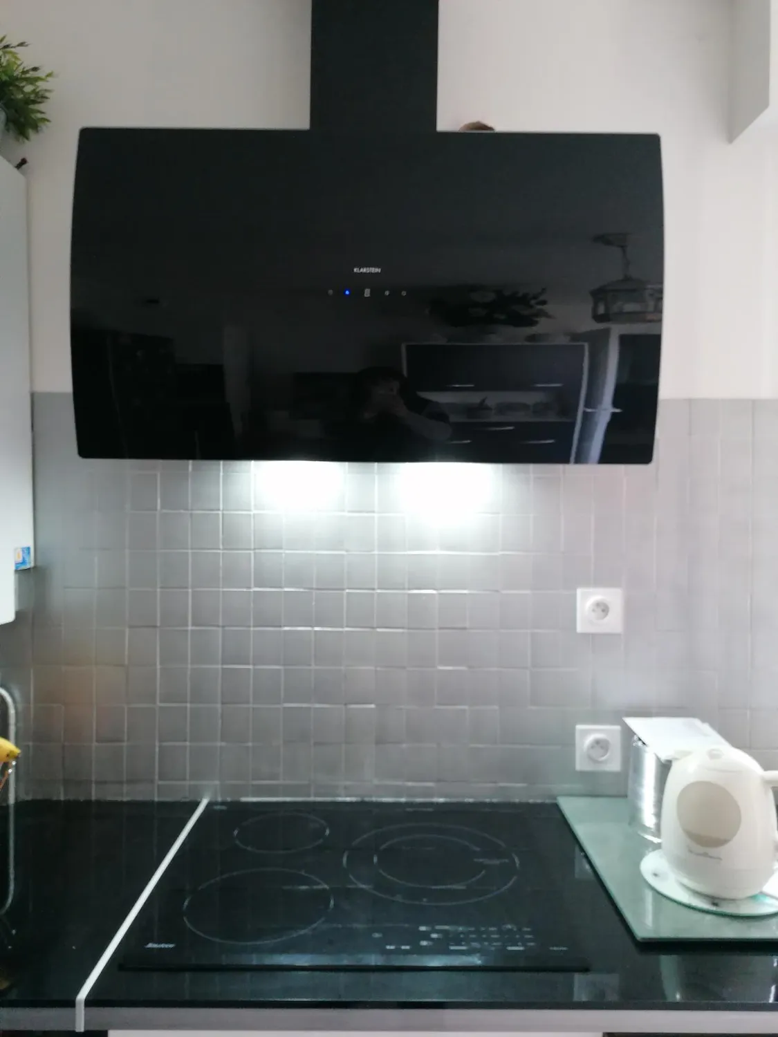 Klarstein hotte aspirante inclinée 90cm 641m³/h LED tactile
