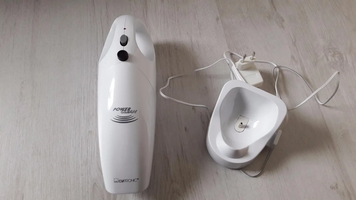Clatronic AKS 827 aspirateur à main blanc rechargeable 15W